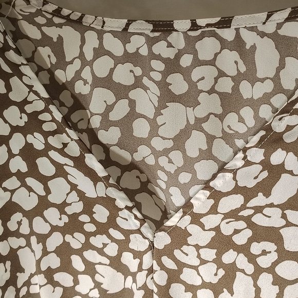 Tan Leopard / Cheetah V-neck Women's Medium Blouse With Tie Business Casual - Picture 5 of 9